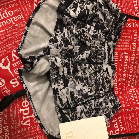 NWT Lululemon Hotty Hot Short II ITRL/BLK - Picture 6 of 8